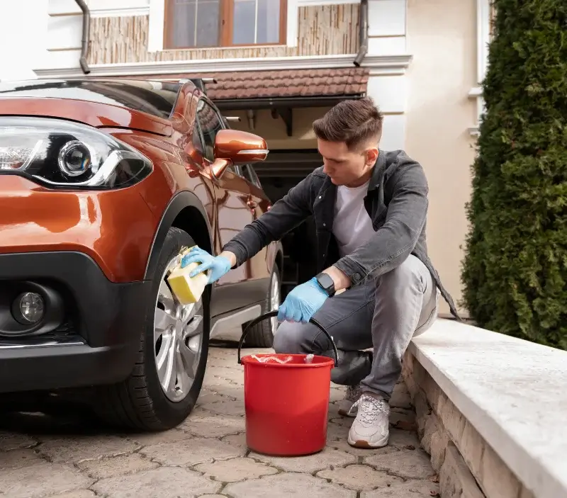 Lavage auto à domicile Ventron : professionnel intervenant sur un véhicule